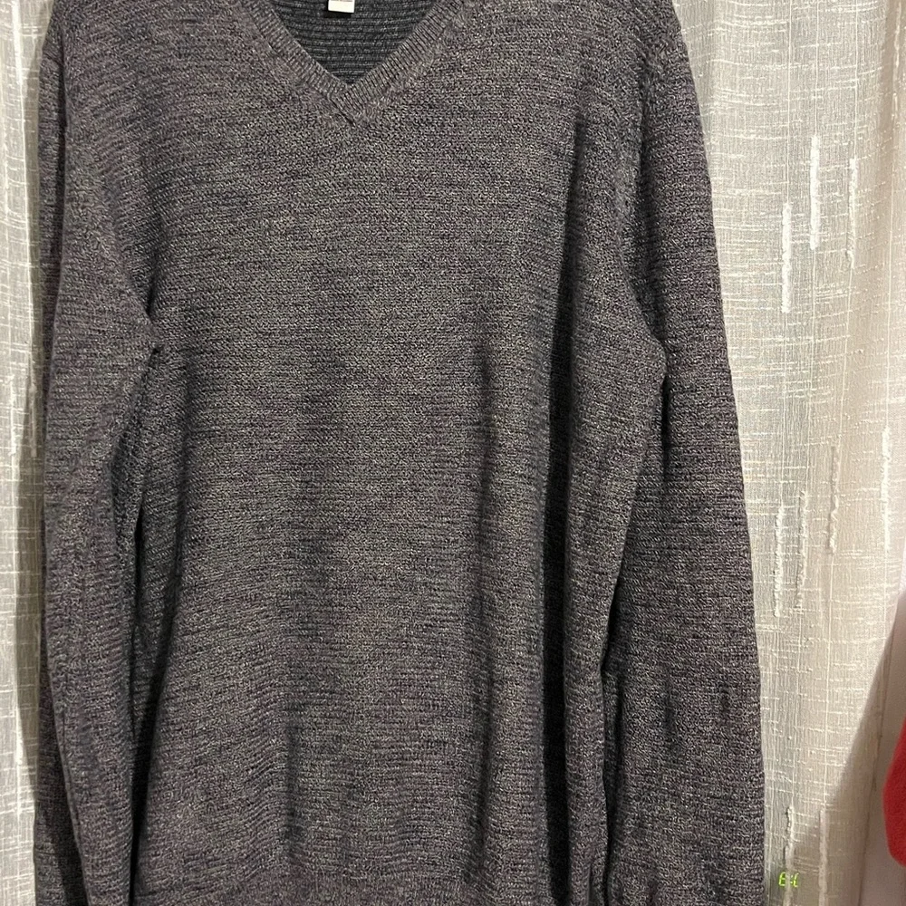 Men’s V neck pullover sweater - Picture 3 of 3